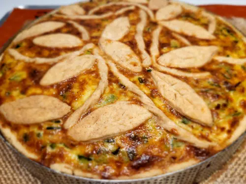 Tarte au thon IG bas doré, servie sur une assiette