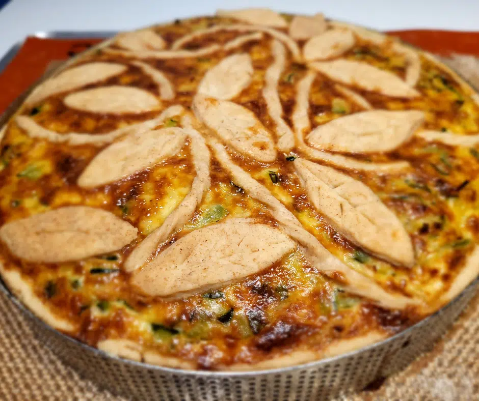 Tarte au thon IG bas doré, servie sur une assiette